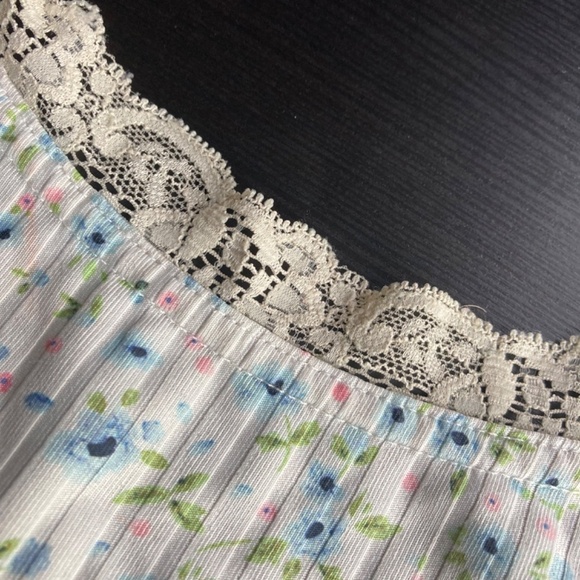 ROMWE CROPPED TOP SIZE XS - Picture 3 of 4